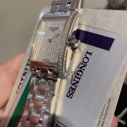 新品上市特惠，买表随机赠送意大利缤纷炫彩表带一条，数量有限送完为止。浪琴表黛绰维纳系列满天星镶钻石英女士腕表，意式生活邂后现代优雅，精致优雅知性，高端配置，字面奢华镶钻，搭配进口瑞士石英机芯，拱形双卜蓝宝石玻璃镜面，精钢表壳表带，表盘尺寸:20.8✖️32mm