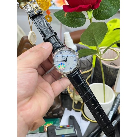 OMEGA 欧米茄 蝶飞系列 优雅纤薄的外表,完美诠释原装优雅商务的经典魅力,尺寸39.5mm。字面刻度和指针全部精磨抛亮,盘中的欧米茄电阻LOGO弧度到位,边沿处倒角自然! OMEGA 欧米茄 蝶飞系列 优雅纤薄的外表,完美诠释原装优雅商务的经典魅力,尺寸39.5mm。字面刻度和指针全部精磨抛亮,盘中的欧米茄电阻LOGO弧度到位,边沿处倒角自然!