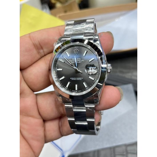 ROLEX 劳力士 蚝式恒动日志型41mm系列腕表,直径41mm,经典的蚝式表壳搭配三角坑纹外圈,把头采用旋入式设计,抗刮损蓝水晶玻璃,防反光凸透式放大(2.5倍)日历窗,隐蔽式摺叠皇冠带扣,矜持有度秀而不媚 恒久优雅! ROLEX 劳力士 蚝式恒动日志型41mm系列腕表,直径41mm,经典的蚝式表壳搭配三角坑纹外圈,把头采用旋入式设计,抗刮损蓝水晶玻璃,防反光凸透式放大(2.5倍)日历窗,隐蔽式摺叠皇冠带扣,矜持有度秀而不媚 恒久优雅!