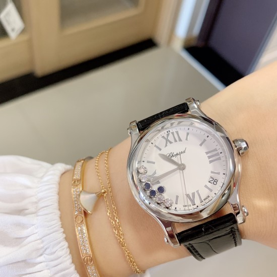 实拍 最新配色 特别款 最强副本萧邦CHOPARD快乐钻系列(原版开模)「中号36mm 」历时一年多研发终于面世,在蓝气球已经是女士标配的时代 萧邦快乐钻系列女表脱颖而出,成为时尚界追捧的一股潮流!此款不但能凸显出钻石的高贵而且更是「女神」最渴望拥有腕表之一 轻松出席各种场合不会出现「同款尴尬」【表带】标配美洲鳄鱼皮 【机芯】采用TOP级海鸥2892机芯,每颗机芯都经制表师的精调细选,确保带来稳定可靠的精准走时。绝世精品!图为36尺寸 实拍 最新配色 特别款 最强副本萧邦CHOPARD快乐钻系列(原版开模)「中号36mm 」历时一年多研发终于面世,在蓝气球已经是女士标配的时代 萧邦快乐钻系列女表脱颖而出,成为时尚界追捧的一股潮流!此款不但能凸显出钻石的高贵而且更是「女神」最渴望拥有腕表之一 轻松出席各种场合不会出现「同款尴尬」【表带】标配美洲鳄鱼皮 【机芯】采用TOP级海鸥2892机芯,每颗机芯都经制表师的精调细选,确保带来稳定可靠的精准走时。绝世精品!图为36尺寸