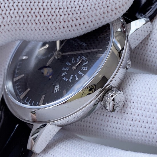 PP最新款式 百达翡丽Patek Philippe 搭配进口9100多功能机芯(零返修)功能(24小时,星期,星辰,月份)进口316精钢!搭配意大利进口小牛皮!原装折叠扣!尺寸42mm。耐磨防刮蓝宝石玻璃!超强防水50米!简约而不简单!百达翡丽,你值得拥有! PP最新款式 百达翡丽Patek Philippe 搭配进口9100多功能机芯(零返修)功能(24小时,星期,星辰,月份)进口316精钢!搭配意大利进口小牛皮!原装折叠扣!尺寸42mm。耐磨防刮蓝宝石玻璃!超强防水50米!简约而不简单!百达翡丽,你值得拥有!