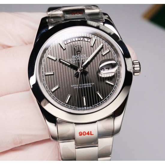 ROLEX 劳力士 蚝式恒动日志型41mm系列腕表,直径41mm,经典的蚝式表壳搭配三角坑纹外圈,把头采用旋入式设计,抗刮损蓝水晶玻璃,防反光凸透式放大(2.5倍)日历窗,隐蔽式摺叠皇冠带扣,矜持有度秀而不媚 恒久优雅! ROLEX 劳力士 蚝式恒动日志型41mm系列腕表,直径41mm,经典的蚝式表壳搭配三角坑纹外圈,把头采用旋入式设计,抗刮损蓝水晶玻璃,防反光凸透式放大(2.5倍)日历窗,隐蔽式摺叠皇冠带扣,矜持有度秀而不媚 恒久优雅!
