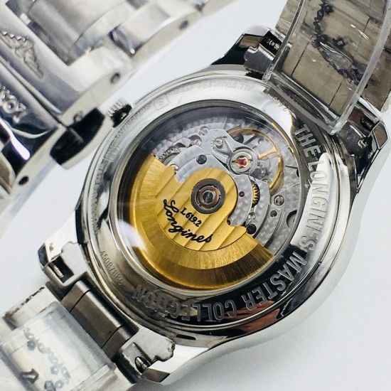 【LG Factory】新力作 浪琴Longines新款「Master Moonphase」月相日历腕表,采用ETA2824-2机芯,功能完美同步,防水深度30米,表耳线条温润流畅。表盘为大三针布局,最特别之处是表圈分钟刻度圈为立体倾斜的设计,提供出色的表盘层次感。6点的月相盘与日历功能融为一体。表盘共有3种款式:银白色麦粒纹搭配衬线体阿拉伯数字时标,黑色麦粒纹搭配罗马数字时标,蓝色日晖纹搭配棍状时标 ,直径40毫米,厚度10毫米,意大利进口小牛皮 原装蝴蝶扣 ⚠️请认准独家品质!LG品质 值得信赖! 【LG Factory】新力作 浪琴Longines新款「Master Moonphase」月相日历腕表,采用ETA2824-2机芯,功能完美同步,防水深度30米,表耳线条温润流畅。表盘为大三针布局,最特别之处是表圈分钟刻度圈为立体倾斜的设计,提供出色的表盘层次感。6点的月相盘与日历功能融为一体。表盘共有3种款式:银白色麦粒纹搭配衬线体阿拉伯数字时标,黑色麦粒纹搭配罗马数字时标,蓝色日晖纹搭配棍状时标 ,直径40毫米,厚度10毫米,意大利进口小牛皮 原装蝴蝶扣 ⚠️请认准独家品质!LG品质 值得信赖!