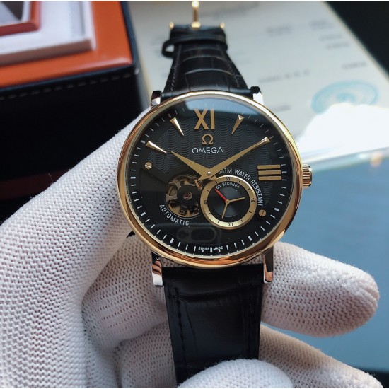 品牌：欧米茄-OMEGA  F9 类型：[酷]男士腕表 双层字面 立体感强表壳：316精钢（做工优质）表带：进口小牛皮/316精钢（两种可选）机芯：高级定制全自动机械机芯（走时稳定）玻璃：高级强化镀膜镜面尺寸：直径40mm，厚度12.5mm 三杰精致推荐男士机械腕表 SJ为你精心挑选超真实c实物图拍摄