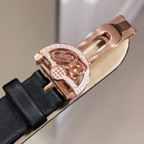 品牌:宝玑-Breguet ™️系列:珠宝系列 现推出石英版本 宝玑GJ29BB8924/5D58 雕花珍珠贝母 镶钻 女士腕表表壳电镀18K金鹅卵形表壳,外缘镶嵌24颗明亮式切割钻石和一颗日本Akoya 海水珍珠。尺寸:34.4 x 28.7毫米。表盘为玑镂刻花珍珠母贝。12点位置镶嵌宝玑铭牌。偏心小时刻度环,3点、6点、9点和12点位置设有钻石时标。宝玑经典针尖镂空式蓝钢指针。镌刻编号和Breguet隐形签名。丝缎表带,搭配折叠镶钻表扣。 品牌:宝玑-Breguet ™️系列:珠宝系列 现推出石英版本 宝玑GJ29BB8924/5D58 雕花珍珠贝母 镶钻 女士腕表表壳电镀18K金鹅卵形表壳,外缘镶嵌24颗明亮式切割钻石和一颗日本Akoya 海水珍珠。尺寸:34.4 x 28.7毫米。表盘为玑镂刻花珍珠母贝。12点位置镶嵌宝玑铭牌。偏心小时刻度环,3点、6点、9点和12点位置设有钻石时标。宝玑经典针尖镂空式蓝钢指针。镌刻编号和Breguet隐形签名。丝缎表带,搭配折叠镶钻表扣。