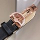 品牌:宝玑-Breguet ™️系列:珠宝系列 现推出石英版本 宝玑GJ29BB8924/5D58 雕花珍珠贝母 镶钻 女士腕表表壳电镀18K金鹅卵形表壳,外缘镶嵌24颗明亮式切割钻石和一颗日本Akoya 海水珍珠。尺寸:34.4 x 28.7毫米。表盘为玑镂刻花珍珠母贝。12点位置镶嵌宝玑铭牌。偏心小时刻度环,3点、6点、9点和12点位置设有钻石时标。宝玑经典针尖镂空式蓝钢指针。镌刻编号和Breguet隐形签名。丝缎表带,搭配折叠镶钻表扣。 品牌:宝玑-Breguet ™️系列:珠宝系列 现推出石英版本 宝玑GJ29BB8924/5D58 雕花珍珠贝母 镶钻 女士腕表表壳电镀18K金鹅卵形表壳,外缘镶嵌24颗明亮式切割钻石和一颗日本Akoya 海水珍珠。尺寸:34.4 x 28.7毫米。表盘为玑镂刻花珍珠母贝。12点位置镶嵌宝玑铭牌。偏心小时刻度环,3点、6点、9点和12点位置设有钻石时标。宝玑经典针尖镂空式蓝钢指针。镌刻编号和Breguet隐形签名。丝缎表带,搭配折叠镶钻表扣。