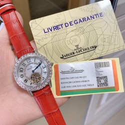 实拍 积家Rendez-Vous约会系列 全自动机械飞轮女士腕表，由天然深海珍珠贝母打造的表盘与精钢镶钻表圈交相辉映，散发着柔和的七彩光泽，而位于六时位置的飞轮则如优雅的腕上芭蕾，尽显独特女性魅力。高端配置，蓝宝石镜面，进口牛皮原装折叠扣/精钢表壳表带，尺寸：宽33mm、厚11mm。