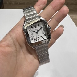 钢带送皮带山度士女庄Santos de Cartier腕表 1⃣️表壳：316不锈钢2⃣️把的：七角形表冠 镶嵌一颗多切面蓝宝石 3⃣️表盘：阳光射线纹饰效果表盘/经典白罗马表盘4⃣️表针：剑型蓝钢指针 5⃣️表镜：蓝宝石水晶镜面 6⃣️钢表带：配备“SmartLink”表链调节装置 7⃣️表扣：搭配双重折叠表扣      表带均配备“QuickSwitch”表带快速替换装置 8⃣️表壳尺寸：35.1毫米 厚度：8.83毫米 防水深度10巴（约100米）