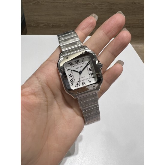 钢带送皮带山度士女庄Santos de Cartier腕表 1⃣️表壳:316不锈钢2⃣️把的:七角形表冠 镶嵌一颗多切面蓝宝石 3⃣️表盘:阳光射线纹饰效果表盘/经典白罗马表盘4⃣️表针:剑型蓝钢指针 5⃣️表镜:蓝宝石水晶镜面 6⃣️钢表带:配备“SmartLink”表链调节装置 7⃣️表扣:搭配双重折叠表扣 表带均配备“QuickSwitch”表带快速替换装置 8⃣️表壳尺寸:35.1毫米 厚度:8.83毫米 防水深度10巴(约100米) 钢带送皮带山度士女庄Santos de Cartier腕表 1⃣️表壳:316不锈钢2⃣️把的:七角形表冠 镶嵌一颗多切面蓝宝石 3⃣️表盘:阳光射线纹饰效果表盘/经典白罗马表盘4⃣️表针:剑型蓝钢指针 5⃣️表镜:蓝宝石水晶镜面 6⃣️钢表带:配备“SmartLink”表链调节装置 7⃣️表扣:搭配双重折叠表扣 表带均配备“QuickSwitch”表带快速替换装置 8⃣️表壳尺寸:35.1毫米 厚度:8.83毫米 防水深度10巴(约100米)