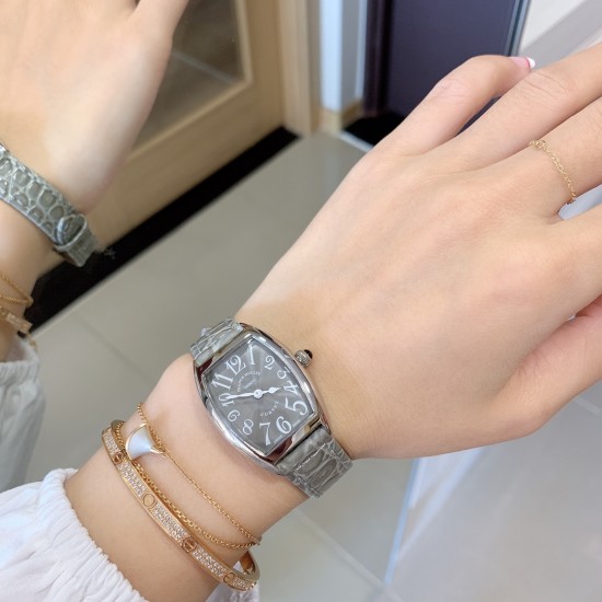 实拍 小红书强推 新色 FranckMuller 法兰克穆勒腕表是世界最知名的高级腕表品牌之一,也是无数男女明星的热捧之物。小酒桶型上手更潮,瑞士石英,表壳后盖桥形设计,贴手型 316上等精钢.尺寸26mm 实拍 小红书强推 新色 FranckMuller 法兰克穆勒腕表是世界最知名的高级腕表品牌之一,也是无数男女明星的热捧之物。小酒桶型上手更潮,瑞士石英,表壳后盖桥形设计,贴手型 316上等精钢.尺寸26mm