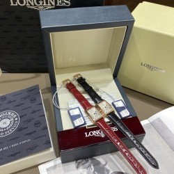 LA厂独家狠货来袭！渠道货！支持任意验货，林志玲同款！浪琴表黛绰维纳鳄鱼皮系列！20.80 X 32.00mm 石英女士腕表！正品机芯L178石英机芯！拥有低电量提醒功能！石英机芯没电了秒针会四秒一跳！这个时候就需要换电池啦！浪琴排名皇后级别的当属黛绰维纳系列女表 以意大利语中的Dolce Vita为名 寓意甜美生活 寓意意式生活邂逅现代浪漫 通过几何线条与柔美曲线塑造出现代优雅与妩媚姿态 银色表盘的雕花、以及蓝钢指针等精致细节都烘托出佩戴者纯正的优雅与贵气 ，不使用，不影响二次销售，支持退换，终身保修。