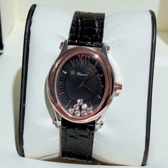 实拍 萧邦-ChopardHappy Sport Oval 石英版本腕表精钢表壳制表工艺与优雅美学风格巧妙结合,以此来展示女性魅力和技术性能。玫瑰金真空电镀材质,既优雅又时尚,以圆润柔美的曲线演绎隽永女性魅力。萧邦对象征永恒的椭圆形展现新颖诠释,打造出一款献给女性的臻礼,许下一个象征快乐的诚挚诺言。Happy Spor欢快嬉戏、自由旋转的水钻珠子在两片蓝宝石水晶之间愉悦轻舞。表壳 约30mm珍珠贝壳彩色表盘搭配光泽亮皮纹表带针扣穿戴C表扣。 实拍 萧邦-ChopardHappy Sport Oval 石英版本腕表精钢表壳制表工艺与优雅美学风格巧妙结合,以此来展示女性魅力和技术性能。玫瑰金真空电镀材质,既优雅又时尚,以圆润柔美的曲线演绎隽永女性魅力。萧邦对象征永恒的椭圆形展现新颖诠释,打造出一款献给女性的臻礼,许下一个象征快乐的诚挚诺言。Happy Spor欢快嬉戏、自由旋转的水钻珠子在两片蓝宝石水晶之间愉悦轻舞。表壳 约30mm珍珠贝壳彩色表盘搭配光泽亮皮纹表带针扣穿戴C表扣。