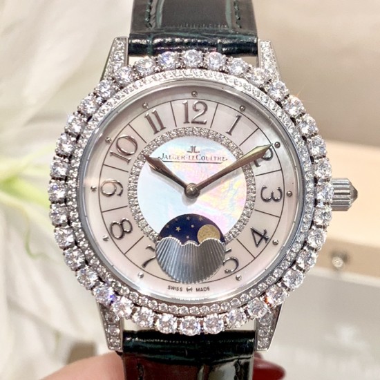实拍 积家-Jaeger-LeCoultre DAZZLING RENDEZ- VOUS MOON约会系列月相珠宝腕表月之女神,是浪漫与柔美的象征,她掌管着大自然中的潮起潮落和季节更替,是艺术家与诗人们的灵感源泉,在温润莹亮的白色珍珠母贝映衬下,晶莹璀璨的钻石散发出夜空般的静谧之美,表圈镶嵌108颗 钻石,组成两个环绕表壳的同心圆。由36颗以爪镶工艺镶嵌的 钻石组成的外圈,为光芒闪耀的表圈营造出轻盈美妙的质感,尺寸36mm的精钢表壳搭配进口瑞士石英,采用蓝宝石水晶玻璃。 实拍 积家-Jaeger-LeCoultre DAZZLING RENDEZ- VOUS MOON约会系列月相珠宝腕表月之女神,是浪漫与柔美的象征,她掌管着大自然中的潮起潮落和季节更替,是艺术家与诗人们的灵感源泉,在温润莹亮的白色珍珠母贝映衬下,晶莹璀璨的钻石散发出夜空般的静谧之美,表圈镶嵌108颗 钻石,组成两个环绕表壳的同心圆。由36颗以爪镶工艺镶嵌的 钻石组成的外圈,为光芒闪耀的表圈营造出轻盈美妙的质感,尺寸36mm的精钢表壳搭配进口瑞士石英,采用蓝宝石水晶玻璃。