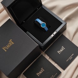 伯爵ALTIPLANO系列小巧型钻表无需言语，饰唯这不可心动才能谓之。24mm的小表径 除了迷人就是mini外圈48颗1.2天然足反钻石约0.4克拉 附中国国检检验证书 一表一证 连网可查瑞士石英机芯，蓝宝石玻璃镜面，高级进口绢丝带，质感华丽 纹路细腻光滑柔软，316L精钢 打造  一表一码一卡 配专柜原包装出货