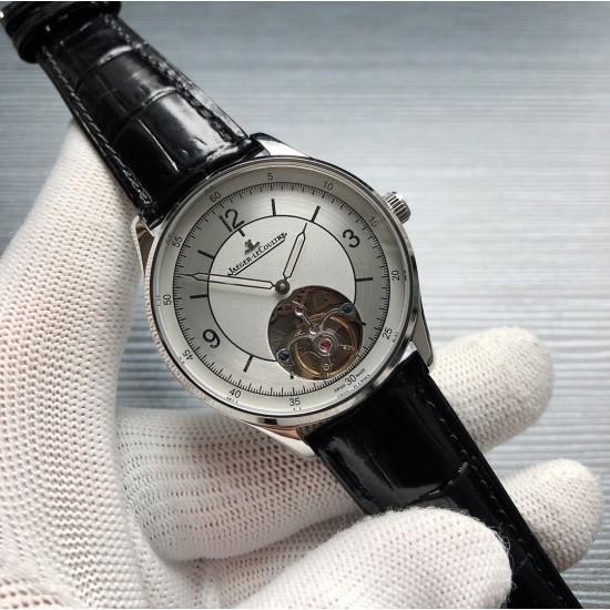 积家JaegerLecoultre A26 大师系列,精品男士腕表,简约两针搭载飞轮设计,尊贵大气,绅士风范,卓越品质,热卖全城。采用全自动机械机芯,顶级316精钢表壳,进口小牛皮表带,矿物质超强镜面,尺寸43*12 三杰精致推荐男士机械腕表 SJ为你精心打造超真实实物图拍摄 积家JaegerLecoultre A26 大师系列,精品男士腕表,简约两针搭载飞轮设计,尊贵大气,绅士风范,卓越品质,热卖全城。采用全自动机械机芯,顶级316精钢表壳,进口小牛皮表带,矿物质超强镜面,尺寸43*12 三杰精致推荐男士机械腕表 SJ为你精心打造超真实实物图拍摄