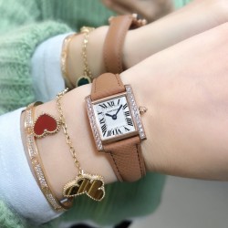 实拍卡地亚-CARTIER2020最新卡地亚法国坦克Cartier Tank Franaise系列，一款百搭性价比又高的手表 搭配全新专柜欧版风格定制的原厂表带，进口瑞士石英机芯。八角形表冠，镶嵌一颗凸圆形合成尖晶石，剑形蓝钢指针，蓝宝石水晶镜面，采用与原装一致的实心内罩，尺寸：25 x 20mm。佩戴舒适柔软服帖，上手显得高贵又典雅，很气质很女人独家货源。