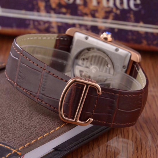 品牌:Cartier 卡地亚 类型:精品男士腕表表带:真牛皮表带机芯:全自动机械机芯镜面:矿物质强化玻璃品味高雅 浩瀚大气 匠心独运尺寸:直径42mm 厚12mm! 品牌:Cartier 卡地亚 类型:精品男士腕表表带:真牛皮表带机芯:全自动机械机芯镜面:矿物质强化玻璃品味高雅 浩瀚大气 匠心独运尺寸:直径42mm 厚12mm!