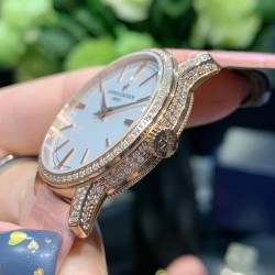 实拍2020年江诗丹顿传袭超薄系列-Vacheron Constantin 专为女神打造的，奢华时尚，采用进口316钢表壳，搭配原装进口9015机芯（0返修），天然蓝宝石玻璃镜面，直径33mm，超薄工艺7.8mm，超强防水30米，竹节纹进口小牛皮表带，一表一码。