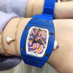 最新理查珐琅棉花糖理查德米勒 RichardMille 珐琅棉花糖 最新爆款 bon bon系列最稀有的作品！克服传统工艺打破模式！钟表最受尊敬的技术之一。不是所有人的嫁妆，棉花糖运动曲线和颜色，它们是诱人的。有了理查德米勒，实现了把棉花糖戴在你的手腕上！白色陶瓷加上黄粉绿搪瓷表盘，RM-07柔和的颜色创造了一个组合...甜蜜！糖果店的一次旅行，一个让人难以置信的艺术品。你会戴上它吗？
