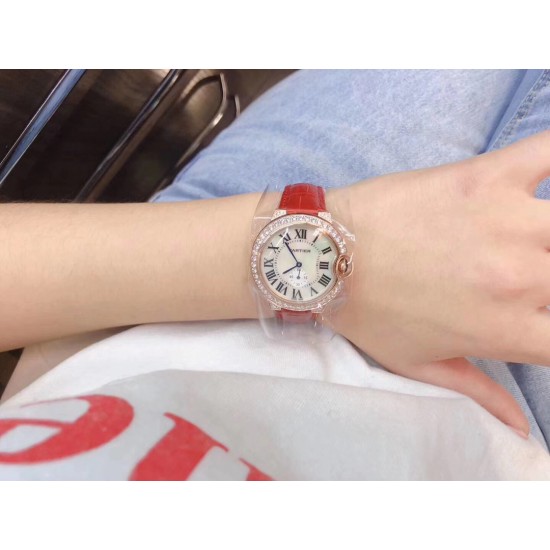 卡地亚 CARTIER 蓝气球奢华系列,316L精钢材质,简约又别具品味,摒弃了现代盛行的繁复华丽的修饰,以简约重新诠释唯美,打造独家高品质,采用高级珍珠贝母制作出表盘,优雅精致高贵气质尽显无漏。尺寸36mm*12mm。 卡地亚 CARTIER 蓝气球奢华系列,316L精钢材质,简约又别具品味,摒弃了现代盛行的繁复华丽的修饰,以简约重新诠释唯美,打造独家高品质,采用高级珍珠贝母制作出表盘,优雅精致高贵气质尽显无漏。尺寸36mm*12mm。