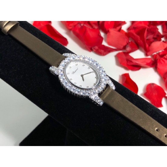 萧邦新款 LHEURE DU DIAMANT MEDIUM OVAL 此款LHeure du Diamant 椭圆形切割雕纹镶钻表盘 环以点缀钻石的表圈 优雅气韵 时尚风格和萧邦精湛的手工艺尽显无遗 光华耀目 MM™ 白玫同价 萧邦新款 LHEURE DU DIAMANT MEDIUM OVAL 此款LHeure du Diamant 椭圆形切割雕纹镶钻表盘 环以点缀钻石的表圈 优雅气韵 时尚风格和萧邦精湛的手工艺尽显无遗 光华耀目 MM™ 白玫同价