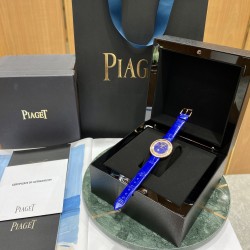 伯爵“时来运转”顶级奢侈品入门款四月季新配色 “青金石”表面可以看到星点状的黄铁矿，如同夜空中璀璨的群星第一眼看到它的时候我一眼就中，首先是外观设计足够百搭，旋转式表圈可自由转动，外层一圈可来回转动 很有寓意、一起“转动，遇见非凡”。百搭中号34尺寸！上手很秀气，宝蓝色鳄鱼皮可轻松拆卸 看上去就高端，机芯采用瑞士进口石英机芯，螺旋式表圈316L精钢打磨抛光 表面光亮如镜、表盘内圈钻石刻度 11颗⭕️圆形美钻、外圈42颗圆形美钻。