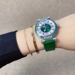 ★实拍 萧邦 CHOPARD IMPERIALE 系列腕表。独特风格带您走进一个新阶段并且成功塑造了崇尚自我表达和与众不同的生活化概念，316精钢材质，此表款全手工镶嵌施华洛世奇水晶钻，成为了美式奢侈生活风格的代表！进口石英机芯以及精细做工，佩戴贴手舒适，设计风格简约明朗。充满奢华璀璨的气息，光彩夺人、让你瞬间提升华丽的气质