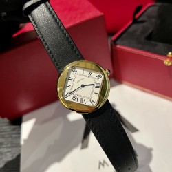 卡地亚新款 1972年推出的原型表款已被纳入卡地亚典藏，鹅卵石般的圆润表壳将圆形（表壳）与方形（表盘）巧妙相融，呈现简约优雅美感。作为卡地亚制表历史的里程碑之作，这些杰作在造型腕表领域拥有过人造诣，深受腕表爱好者的追捧，珍罕程度与日俱增。方型罗马数字时标，内圈的轨道作为识别具体时间的刻度，指针采用蓝钢剑针，圆珠型表冠上面镶嵌着蓝色合成宝石。无数次的交手，才能做到分毫无差！进口牛皮表带都是经过精挑细选的皮质  颜色纹路同正品一毛一样  生活防水30米