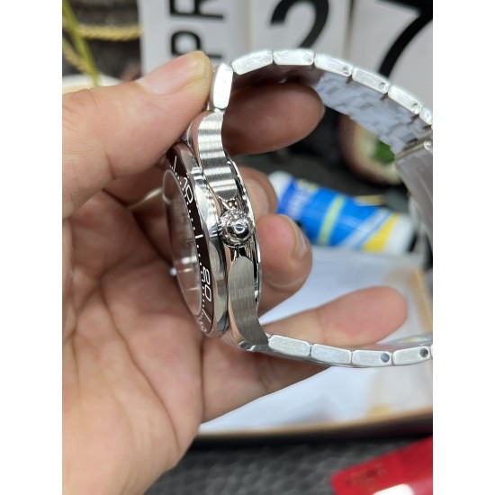 OMEGA 欧米茄 海马300m系列腕表！316精钢材质打造！专用8800机芯摆轮，42mm直径！超强双色夜光针！