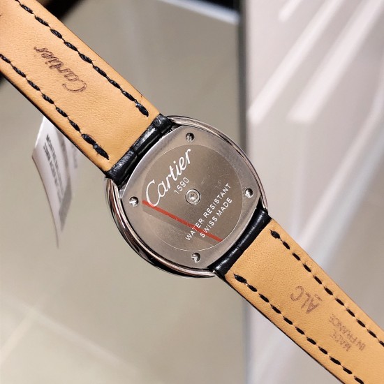 实拍 Cartier HYPNOSE系列腕表卡地亚椭圆双环交叠,演绎卡地亚柔美细腻的标志性风格。腕表灵动深邃,玫瑰金表壳镶嵌明亮式切割圆钻,太阳纹放射效果的表盘与剑形蓝钢指针,搭配鳄鱼皮带 典雅又唯美,再随机配送一条牛皮 30*26mm小号表款,搭配瑞士石英机芯,非常适合女性佩戴。 实拍 Cartier HYPNOSE系列腕表卡地亚椭圆双环交叠,演绎卡地亚柔美细腻的标志性风格。腕表灵动深邃,玫瑰金表壳镶嵌明亮式切割圆钻,太阳纹放射效果的表盘与剑形蓝钢指针,搭配鳄鱼皮带 典雅又唯美,再随机配送一条牛皮 30*26mm小号表款,搭配瑞士石英机芯,非常适合女性佩戴。