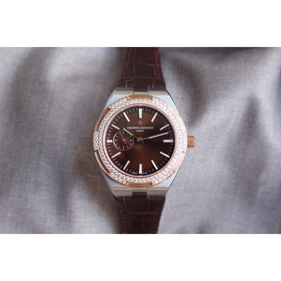 ★实拍 Vacheron Constantin江诗丹顿纵横四海系列OVERSEAS女款小号型2300v/2305v【表壳】表径3610.8mm 同步原装 质感细腻大方 蓝宝石镜面【字面】表盘经旭日纹缎面拉丝工艺处理 深邃优雅 18k金时标均带白色夜光涂层【机芯】CITIZEN8系列改Cal.5300机芯(机芯稳定零返修 )后原装18k纳米镀金质摆陀【表带扣】半马其他十字三片折叠式表扣 进口牛皮表带越欣赏 越懂欣赏 ★实拍 Vacheron Constantin江诗丹顿纵横四海系列OVERSEAS女款小号型2300v/2305v【表壳】表径3610.8mm 同步原装 质感细腻大方 蓝宝石镜面【字面】表盘经旭日纹缎面拉丝工艺处理 深邃优雅 18k金时标均带白色夜光涂层【机芯】CITIZEN8系列改Cal.5300机芯(机芯稳定零返修 )后原装18k纳米镀金质摆陀【表带扣】半马其他十字三片折叠式表扣 进口牛皮表带越欣赏 越懂欣赏