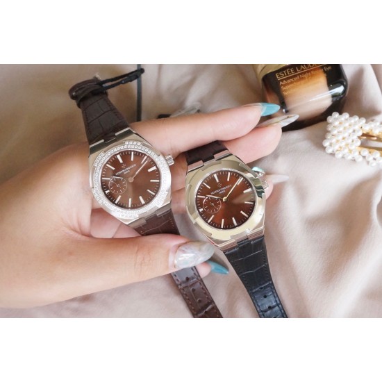 Vacheron Constantin江诗丹顿纵横四海系列OVERSEAS女款小号型2300v/2305v【表壳】表径3610.8mm 同步原装 质感细腻大方 蓝宝石镜面【字面】表盘经旭日纹缎面拉丝工艺处理 深邃优雅 18k金时标均带白色夜光涂层【机芯】CITIZEN8系列改Cal.5300机芯(机芯稳定零返修 )后原装18k纳米镀金质摆陀【表带扣】半马其他十字三片折叠式表扣 进口牛皮表带越欣赏 越懂欣赏 Vacheron Constantin江诗丹顿纵横四海系列OVERSEAS女款小号型2300v/2305v【表壳】表径3610.8mm 同步原装 质感细腻大方 蓝宝石镜面【字面】表盘经旭日纹缎面拉丝工艺处理 深邃优雅 18k金时标均带白色夜光涂层【机芯】CITIZEN8系列改Cal.5300机芯(机芯稳定零返修 )后原装18k纳米镀金质摆陀【表带扣】半马其他十字三片折叠式表扣 进口牛皮表带越欣赏 越懂欣赏