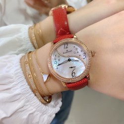 实拍 AW厂 Blancpain-宝珀女装系列复杂功能腕表共镶有152颗美钻。其中的108颗钻石镶嵌于36.8毫米的红金表壳之上。钻石紧密交织为两圈，错落有致，与品牌的标志性双层表圈设计相互呼应。表冠上亦镶有精致美钻，尽现腕表的华美雅致。