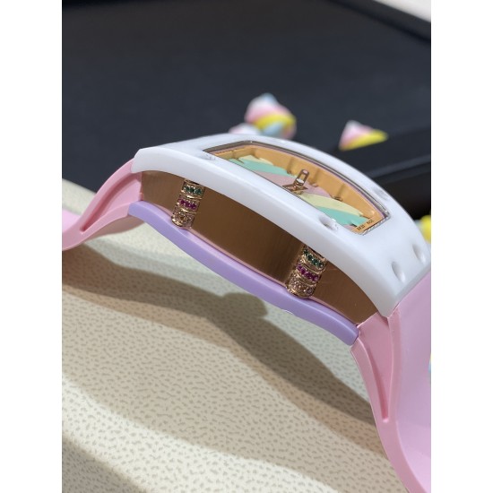 实拍 理查德米勒 RichardMille 糖果棉花糖 最新爆款 bon bon系列最稀有的作品!克服传统工艺打破模式!钟表最受尊敬的技术之一。不是所有人的嫁妆,棉花糖运动曲线和颜色,它们是诱人的。有了理查德米勒,实现了把棉花糖戴在你的手腕上!白色陶瓷加上黄粉绿搪瓷表盘,RM-07柔和的颜色创造了一个组合...甜蜜!糖果店的一次旅行,一个让人难以置信的艺术品。你会戴上它吗? 实拍 理查德米勒 RichardMille 糖果棉花糖 最新爆款 bon bon系列最稀有的作品!克服传统工艺打破模式!钟表最受尊敬的技术之一。不是所有人的嫁妆,棉花糖运动曲线和颜色,它们是诱人的。有了理查德米勒,实现了把棉花糖戴在你的手腕上!白色陶瓷加上黄粉绿搪瓷表盘,RM-07柔和的颜色创造了一个组合...甜蜜!糖果店的一次旅行,一个让人难以置信的艺术品。你会戴上它吗?