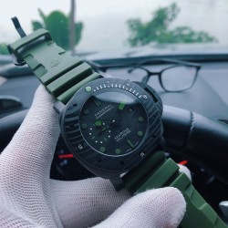 沛纳海 PANERAI 潜行系列型号PAM00961 震撼登场 引领潮流，精工细琢，雕花工艺全新升级，整表采用316精钢雕刻，纹路圆润清晰，极具历史感与复古色彩！机芯调测及打磨无人能及，全自动机械机芯 碳纤维字面更是给人以惊艳之感 非传奇不塑！三杰精致推荐男士机械腕表 SJ为你精心打造超真实实物图拍摄 让你超真实实物图体验