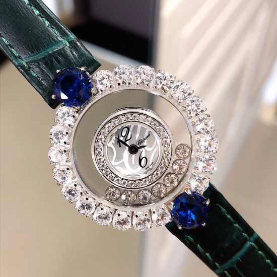 实拍 萧邦HAPPY DIAMONDS系列快乐钻腕表！珍珠贝母雕花纹饰 蓝宝石玻璃镜面 我们就是自己的神话 原厂瑞士石英机芯 镜面内7颗快乐钻自由转动 活动钻石围绕表盘回旋起舞 制作精巧的表壳玩味透明概念 chopard家标志性的Happy钻石在两片蓝宝石水晶玻璃 形成的空间内自由滑动 充分展现自由和欢快的感觉 表壳顶端与底端各缀有一圈钻石 树叶形指针 较小的同心圆为珍珠母贝质地 呈圆满的球型 两个同心圆环上皆全手工镶有钻石 七颗灵动钻石如悬空漂浮一般 细节见真知。