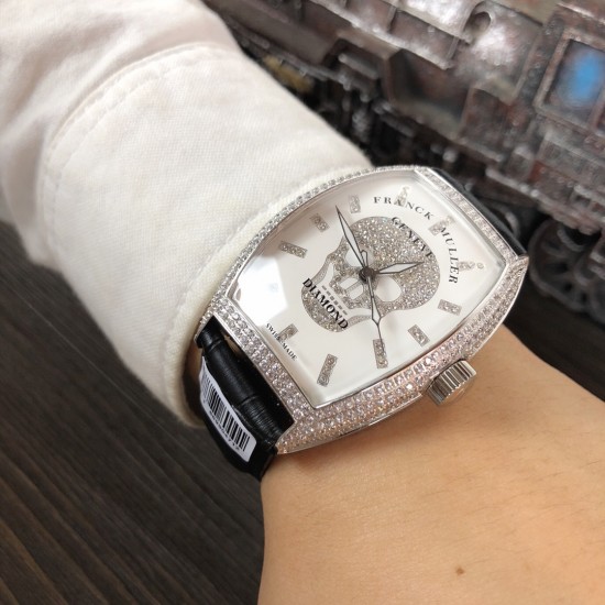 法兰克 穆勒Franck Muller 全新满天星系列⚓️搭载进口日本西铁城机械机芯⚙️意大利双面小牛皮原装针扣酒桶形拱桥状精钢表壳⚫️手工全镶嵌施华洛水晶钻 高贵霸气尺寸43*55mm高尚的艺术 精湛的工艺 一经发布 无不轰动 法兰克 穆勒Franck Muller 全新满天星系列⚓️搭载进口日本西铁城机械机芯⚙️意大利双面小牛皮原装针扣酒桶形拱桥状精钢表壳⚫️手工全镶嵌施华洛水晶钻 高贵霸气尺寸43*55mm高尚的艺术 精湛的工艺 一经发布 无不轰动