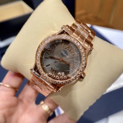 《YF出品》萧邦Happy Diamonds系列在女士腕表当中非常具有标志性，这款腕表拥有36和30毫米的腕表直径，对于大部分女士来说这个尺寸刚刚好。极具标志性的表壳设计搭配银色表盘，盘面上转动的钻石是萧邦Happy Diamonds最大的亮点设计所在。腕表搭载了自动上链机芯，能够为腕表提供42个小时的动力储存。。。YF臻品（2021新鲜上市）：萧邦HAPPY DIAMONDS系列274893-5003腕表（精钢-玫瑰金-白色贝壳表盘，7颗彩色活动钻石，2892-2全自动机械，36毫米）