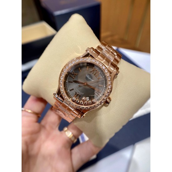 《YF出品》萧邦Happy Diamonds系列在女士腕表当中非常具有标志性,这款腕表拥有36和30毫米的腕表直径,对于大部分女士来说这个尺寸刚刚好。极具标志性的表壳设计搭配银色表盘,盘面上转动的钻石是萧邦Happy Diamonds最大的亮点设计所在。腕表搭载了自动上链机芯,能够为腕表提供42个小时的动力储存。。。YF臻品(2021新鲜上市):萧邦HAPPY DIAMONDS系列274893-5003腕表(精钢-玫瑰金-白色贝壳表盘,7颗彩色活动钻石,2892-2全自动机械,36毫米) 《YF出品》萧邦Happy Diamonds系列在女士腕表当中非常具有标志性,这款腕表拥有36和30毫米的腕表直径,对于大部分女士来说这个尺寸刚刚好。极具标志性的表壳设计搭配银色表盘,盘面上转动的钻石是萧邦Happy Diamonds最大的亮点设计所在。腕表搭载了自动上链机芯,能够为腕表提供42个小时的动力储存。。。YF臻品(2021新鲜上市):萧邦HAPPY DIAMONDS系列274893-5003腕表(精钢-玫瑰金-白色贝壳表盘,7颗彩色活动钻石,2892-2全自动机械,36毫米)