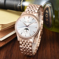 Jaeger-leCoultre Master Ultra Thin Moon积家超薄月相大师系列42mm腕表，简洁的线条设计，赏心悦目的表盘。 显示令表盘尽显活力，6位24小时指针宛如一幕和谐美妙的腕上芭蕾。透过玻璃底盖，机芯运行一目了然。这款厚度仅5.8毫米的超薄机芯向世人证实，超凡的技艺和极尽复杂的功能可以在狭小的空间内完美展现。顶级出品 精品不断