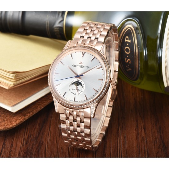Jaeger-leCoultre Master Ultra Thin Moon积家超薄月相大师系列42mm腕表,简洁的线条设计,赏心悦目的表盘。 显示令表盘尽显活力,6位24小时指针宛如一幕和谐美妙的腕上芭蕾。透过玻璃底盖,机芯运行一目了然。这款厚度仅5.8毫米的超薄机芯向世人证实,超凡的技艺和极尽复杂的功能可以在狭小的空间内完美展现。顶级出品 精品不断 Jaeger-leCoultre Master Ultra Thin Moon积家超薄月相大师系列42mm腕表,简洁的线条设计,赏心悦目的表盘。 显示令表盘尽显活力,6位24小时指针宛如一幕和谐美妙的腕上芭蕾。透过玻璃底盖,机芯运行一目了然。这款厚度仅5.8毫米的超薄机芯向世人证实,超凡的技艺和极尽复杂的功能可以在狭小的空间内完美展现。顶级出品 精品不断