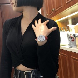 【独家实拍 Franck Muller法兰克穆勒 女士腕表】法穆兰深受世界各地明星欢迎。时尚女性腕表Heart系列 每一枚腕表杰作均包含着Franck Muller品牌的精髓，为高级钟表史创造技术创举和无限创意及最高的完美质量。施华洛世奇水晶钻镶嵌，进口石英机，进口小牛皮多种颜色可搭配 贴手型 尺寸34*40