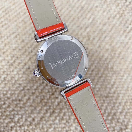 ★实拍 萧邦 CHOPARD IMPERIALE 系列腕表。独特风格带您走进一个新阶段并且成功塑造了崇尚自我表达和与众不同的生活化概念，316精钢材质，此表款全手工镶嵌施华洛世奇水晶钻，成为了美式奢侈生活风格的代表！进口石英机芯以及精细做工，佩戴贴手舒适，设计风格简约明朗。充满奢华璀璨的气息，光彩夺人、让你瞬间提升华丽的气质 ！