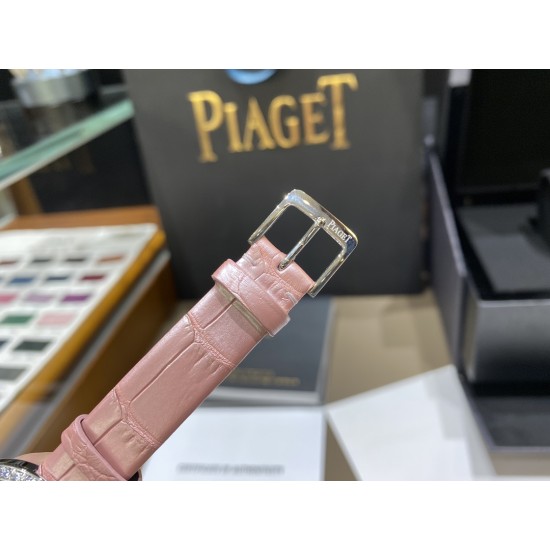 全网女生听我的!买它…❤️。 伯爵“时来运转”顶级奢侈品入门款第一眼看到它的时候我一眼就中,首先是外观设计足够百搭,旋转式表圈可自由转动,外层一圈可来回转动 很有寓意、一起“转动,遇见非凡”。百搭中号34尺寸!上手很秀气,彩色鳄鱼皮可轻松拆卸 看上去就高端,机芯采用瑞士进口石英机芯,螺旋式表圈316L精钢打磨抛光 表面光亮如镜、表盘内圈钻石刻度 11颗⭕️圆形美钻、外圈42颗圆形美钻 全网女生听我的!买它…❤️。 伯爵“时来运转”顶级奢侈品入门款第一眼看到它的时候我一眼就中,首先是外观设计足够百搭,旋转式表圈可自由转动,外层一圈可来回转动 很有寓意、一起“转动,遇见非凡”。百搭中号34尺寸!上手很秀气,彩色鳄鱼皮可轻松拆卸 看上去就高端,机芯采用瑞士进口石英机芯,螺旋式表圈316L精钢打磨抛光 表面光亮如镜、表盘内圈钻石刻度 11颗⭕️圆形美钻、外圈42颗圆形美钻