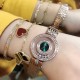 【独家美拍萧邦经邦萧邦HAPPY DIAMONDS系列快乐钻腕表】新增最新绿表盘 蓝宝石玻璃镜面 我们就是自己的神话 原厂瑞士石英机芯 镜面内7颗快乐钻自由转动 活动钻石围绕表盘回旋起舞 制作精巧的表壳玩味透明概念 chopard家标志性的Happy钻石在两片蓝宝石水晶玻璃 形成的空间内自由滑动 充分展现自由和欢快的感觉 表壳顶端与底端各缀有一圈钻石 树叶形指针 较小的同心圆为珍珠母贝质地 呈圆满的球型 两个同心圆环上皆全手工镶有钻石 七颗灵动钻石如悬空漂浮一般 细节见真知 【独家美拍萧邦经邦萧邦HAPPY DIAMONDS系列快乐钻腕表】新增最新绿表盘 蓝宝石玻璃镜面 我们就是自己的神话 原厂瑞士石英机芯 镜面内7颗快乐钻自由转动 活动钻石围绕表盘回旋起舞 制作精巧的表壳玩味透明概念 chopard家标志性的Happy钻石在两片蓝宝石水晶玻璃 形成的空间内自由滑动 充分展现自由和欢快的感觉 表壳顶端与底端各缀有一圈钻石 树叶形指针 较小的同心圆为珍珠母贝质地 呈圆满的球型 两个同心圆环上皆全手工镶有钻石 七颗灵动钻石如悬空漂浮一般 细节见真知