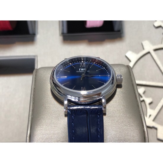 实拍【IWC 2019推出女士全新 Portofino波涛菲诺系列】1⃣️:壳套尺寸34mm/8.8mm采用316精钢材质打磨,每个壳套全程CNC处理所有细节达到完美2⃣️:采用进口日本9015天文台级别经过本厂严格把控 调试 达到零返修稳定性3⃣️:采用瑞士蓝宝石镜面 通透明亮4⃣️字面采用简洁的条丁罗马和表盘十二颗 设计呈现出精致典雅之感5⃣️:表带采用原装快速更换系统 搭配意大利小牛皮皮质柔软细腻:有六种颜色可选(绿色,兰色,黑色,深棕,酒红,粉色)6⃣️:原装表扣采用316精钢材质打磨 实拍【IWC 2019推出女士全新 Portofino波涛菲诺系列】1⃣️:壳套尺寸34mm/8.8mm采用316精钢材质打磨,每个壳套全程CNC处理所有细节达到完美2⃣️:采用进口日本9015天文台级别经过本厂严格把控 调试 达到零返修稳定性3⃣️:采用瑞士蓝宝石镜面 通透明亮4⃣️字面采用简洁的条丁罗马和表盘十二颗 设计呈现出精致典雅之感5⃣️:表带采用原装快速更换系统 搭配意大利小牛皮皮质柔软细腻:有六种颜色可选(绿色,兰色,黑色,深棕,酒红,粉色)6⃣️:原装表扣采用316精钢材质打磨