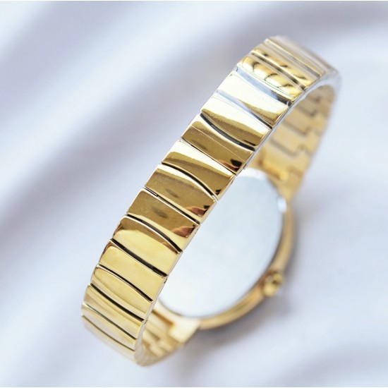 Cartier 新款火爆来袭,Baignoire腕表椭圆鹅蛋形,最新佳品卡地亚浴缸两针半情侣腕表系列,进口瑞士石英机芯。316L精钢表壳表扣。剑形蓝钢指针。蓝宝石水晶镜面。黑色绢丝表带,小号尺寸(长度:32毫米,宽度:25毫米。)大号尺寸(长度:40毫米,宽度29毫米)温婉大方实物拍摄品质如一! Cartier 新款火爆来袭,Baignoire腕表椭圆鹅蛋形,最新佳品卡地亚浴缸两针半情侣腕表系列,进口瑞士石英机芯。316L精钢表壳表扣。剑形蓝钢指针。蓝宝石水晶镜面。黑色绢丝表带,小号尺寸(长度:32毫米,宽度:25毫米。)大号尺寸(长度:40毫米,宽度29毫米)温婉大方实物拍摄品质如一!