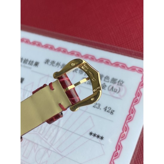 卡地亚浴缸系列卡家又一经典之作浴缸系列。实物拿到手的时候大吃一惊,颜值高 !椭圆外型的感觉正是典雅欧风浴缸形状,这也太好看了吧!相比蓝气球段位要高出不少一会儿观摩下公价便知主要是因为通体包真金……Baignoire浴缸系列腕表,小号表款,石英机芯。精钢包18K黄金表壳。包18K黄金圆珠形表冠,镶嵌一颗凸圆形蓝宝石。镀银表盘,剑形蓝钢指针,蓝宝石水晶镜面。灰褐色鳄鱼皮表带,包18K黄金针扣式表扣。表壳尺寸:32x26毫米厚度:8毫米防水深度3巴(约30米)生活防水 卡地亚浴缸系列卡家又一经典之作浴缸系列。实物拿到手的时候大吃一惊,颜值高 !椭圆外型的感觉正是典雅欧风浴缸形状,这也太好看了吧!相比蓝气球段位要高出不少一会儿观摩下公价便知主要是因为通体包真金……Baignoire浴缸系列腕表,小号表款,石英机芯。精钢包18K黄金表壳。包18K黄金圆珠形表冠,镶嵌一颗凸圆形蓝宝石。镀银表盘,剑形蓝钢指针,蓝宝石水晶镜面。灰褐色鳄鱼皮表带,包18K黄金针扣式表扣。表壳尺寸:32x26毫米厚度:8毫米防水深度3巴(约30米)生活防水