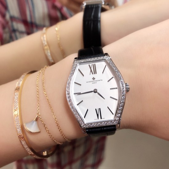 实拍 江诗丹顿-Vacheron Constantin 作为世界上历史悠久的钟表制造商从未停止生产,秉承悉力以赴,精益求精的品牌座右铭,其中有一款-Malte系列25530/000R-9742,经典酒桶型婉表,防磨水晶镜面,内部经反光处理,配置瑞士原装石英机芯,尺寸28.40*38.67毫米,厚度7.28毫米。表壳电镀18K白金/玫瑰金,表带有布绢带,牛皮带两种选择,针扣配带.市面最高版本,你值得拥有! 实拍 江诗丹顿-Vacheron Constantin 作为世界上历史悠久的钟表制造商从未停止生产,秉承悉力以赴,精益求精的品牌座右铭,其中有一款-Malte系列25530/000R-9742,经典酒桶型婉表,防磨水晶镜面,内部经反光处理,配置瑞士原装石英机芯,尺寸28.40*38.67毫米,厚度7.28毫米。表壳电镀18K白金/玫瑰金,表带有布绢带,牛皮带两种选择,针扣配带.市面最高版本,你值得拥有!