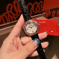 新颜色到，CARTIER【卡地亚】经典之作，2020完美演绎，女士小巧优雅款，经典就是百搭，越百搭越时尚，纯钢外壳，进口石英机芯，矿物质耐磨镜面，上手美美哒【尺寸：33mm】